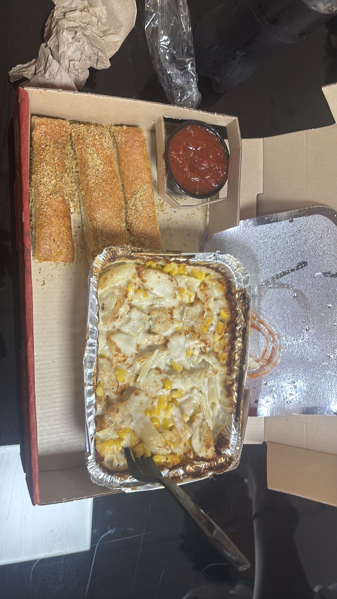 Pasta cremosa y palitos de pan