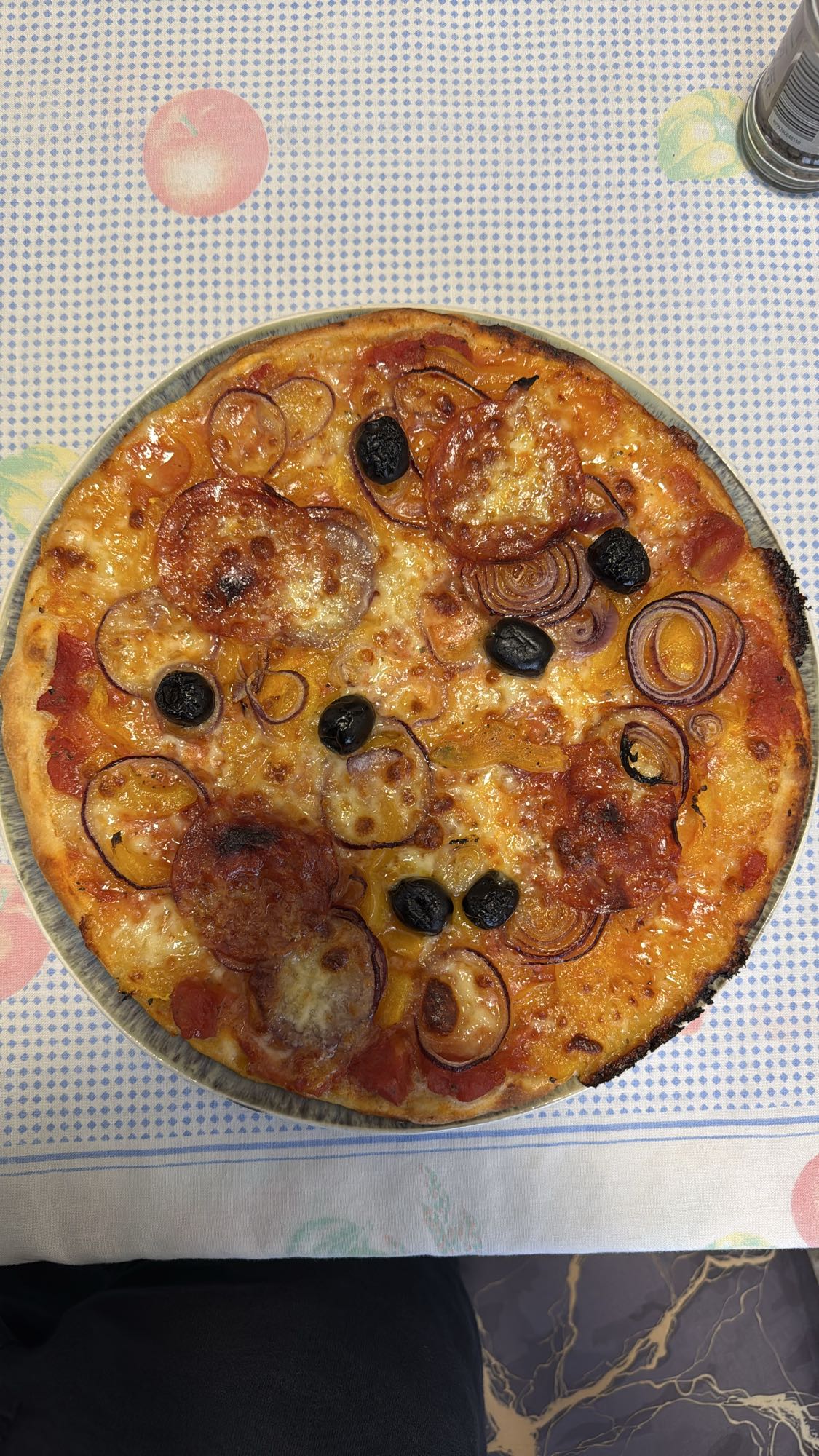 Pizza mit Salami & Oliven