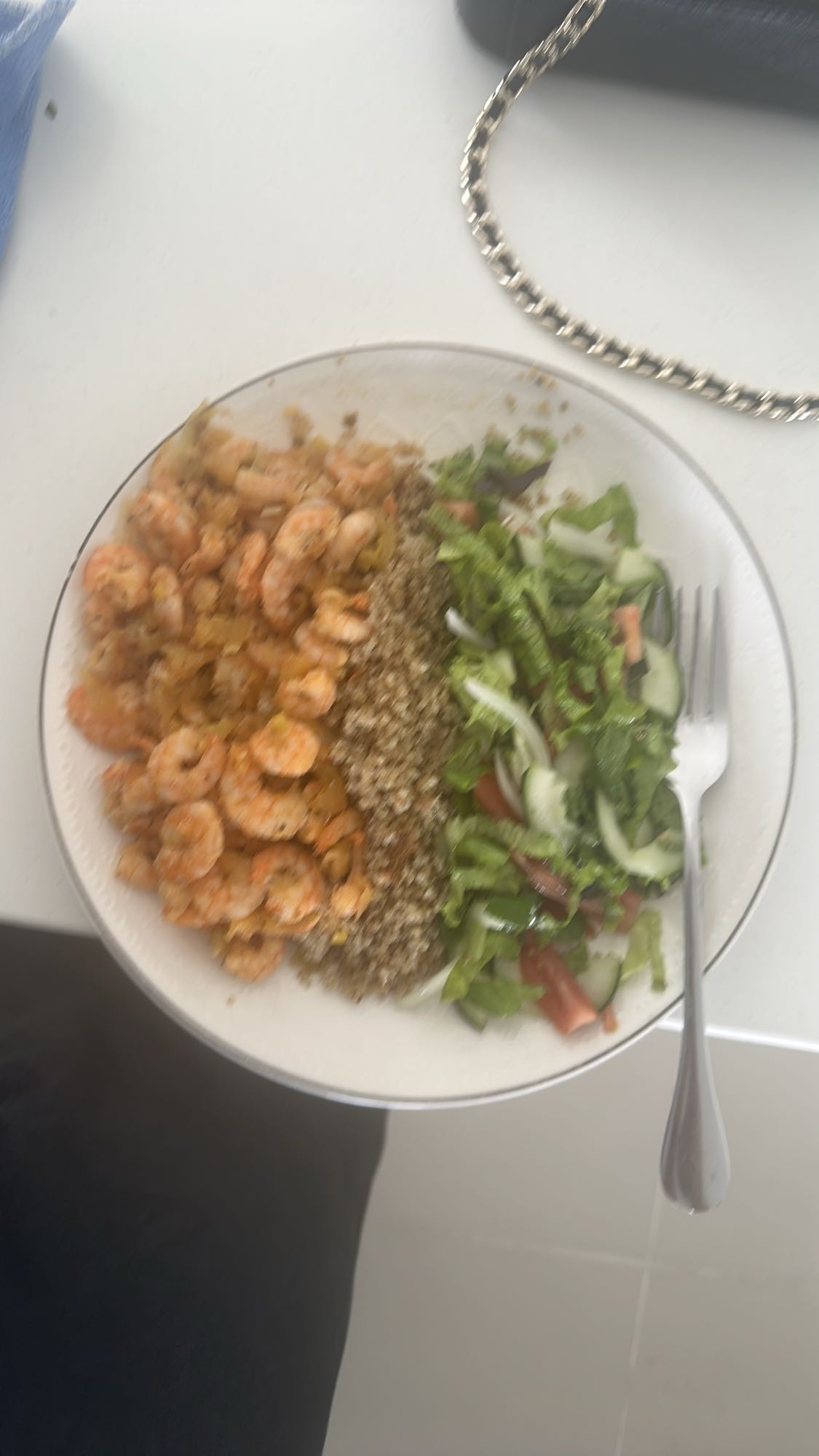Camarones con quinoa y ensalada