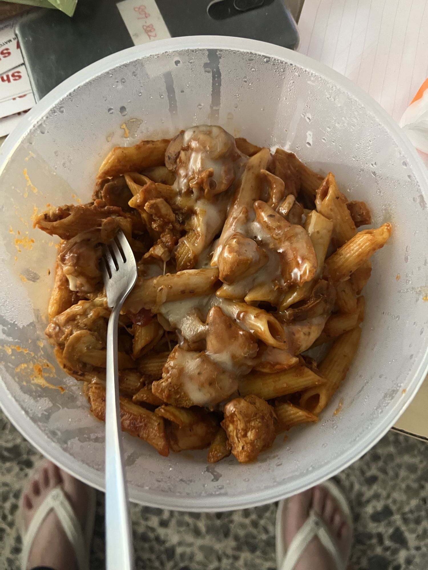 Pasta con pollo, queso y hongos