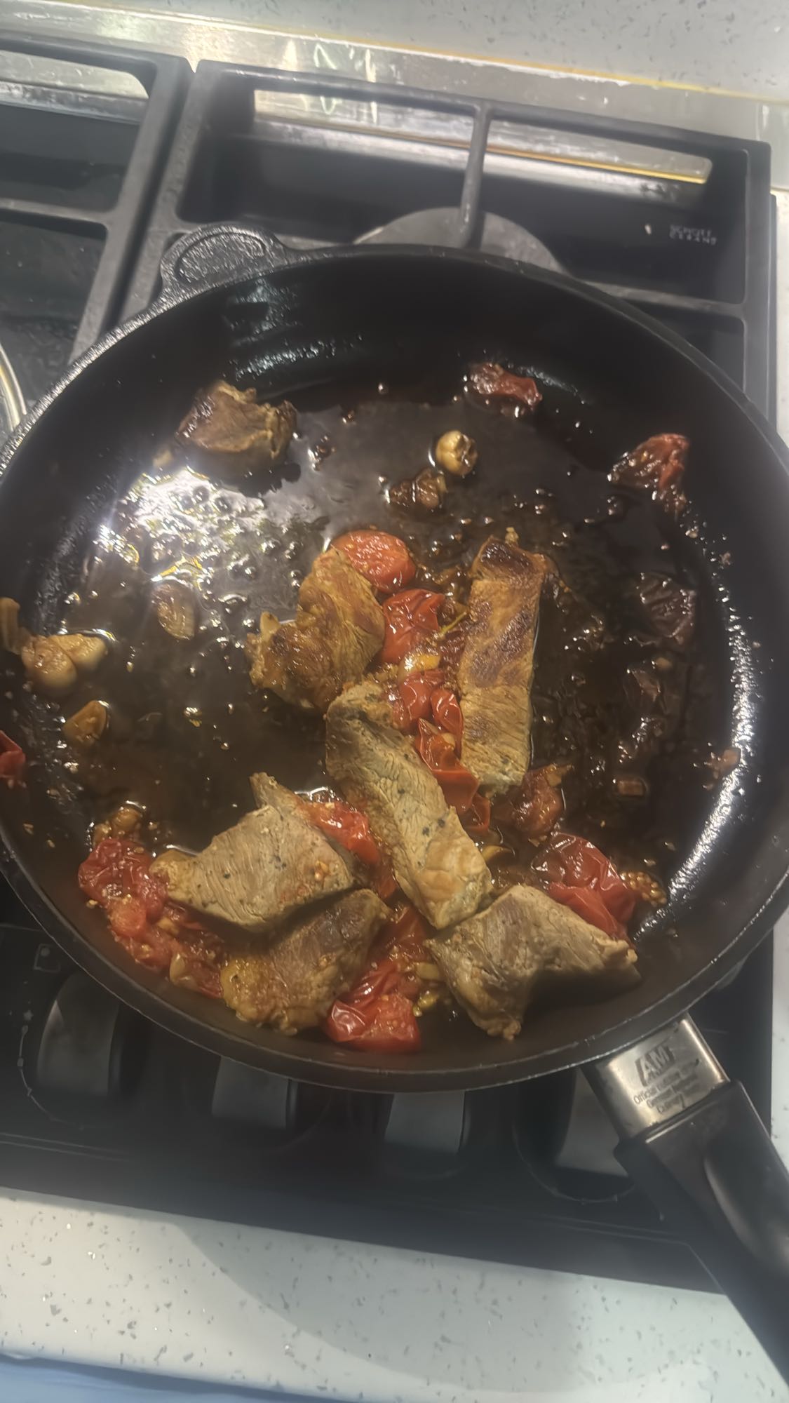 Vită cu roșii și usturoi