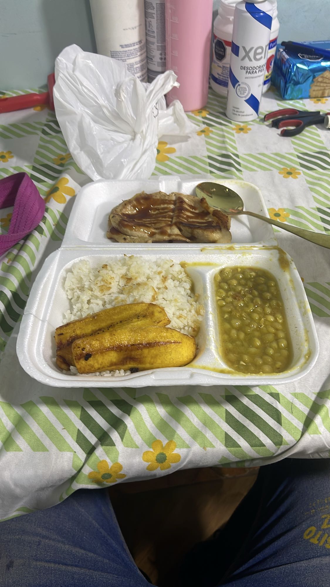 Arroz con carne y plátano