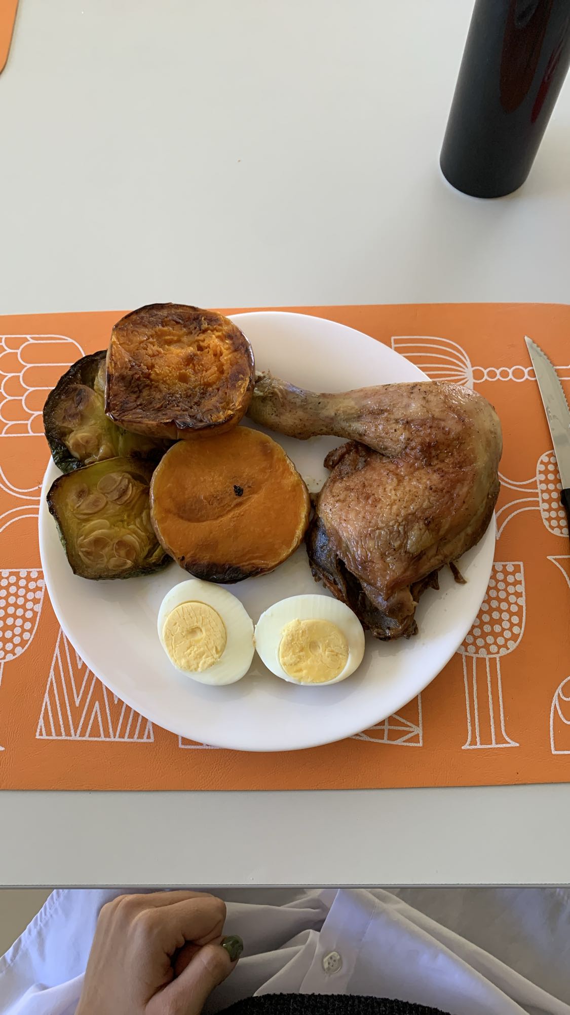 Pollo con verduras y huevo