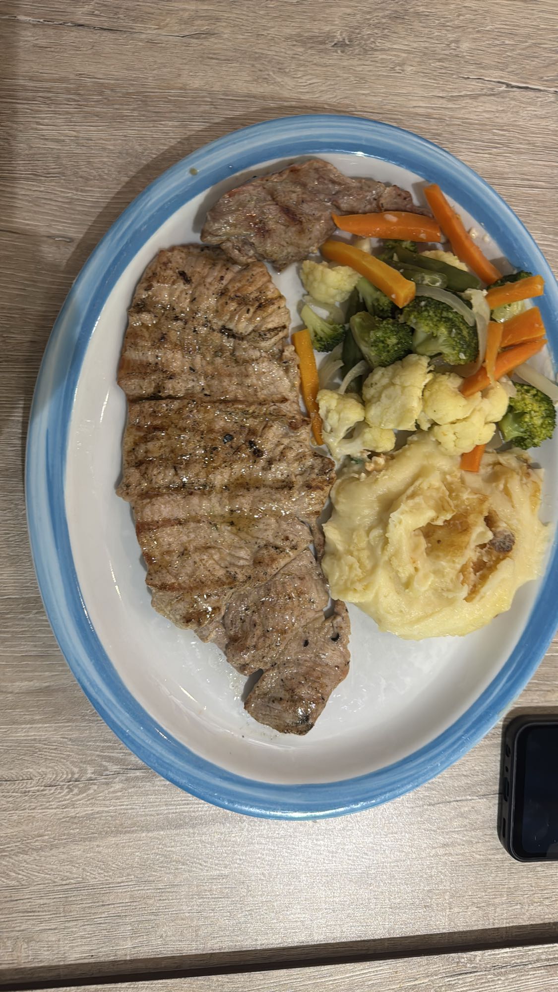 Carne con puré y verduras