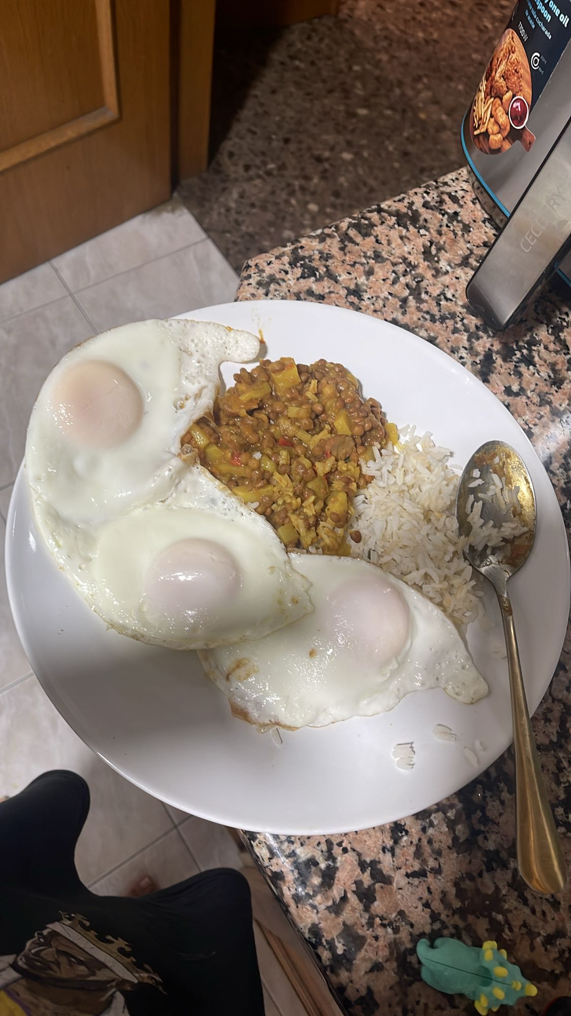 Huevos con lentejas y arroz