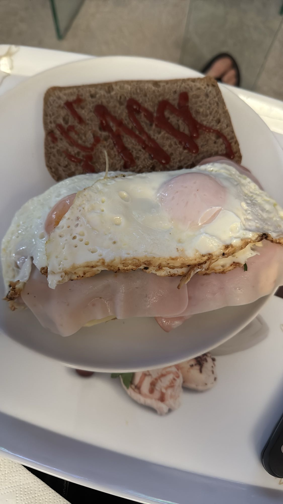 Sándwich de huevo plancha y pavo