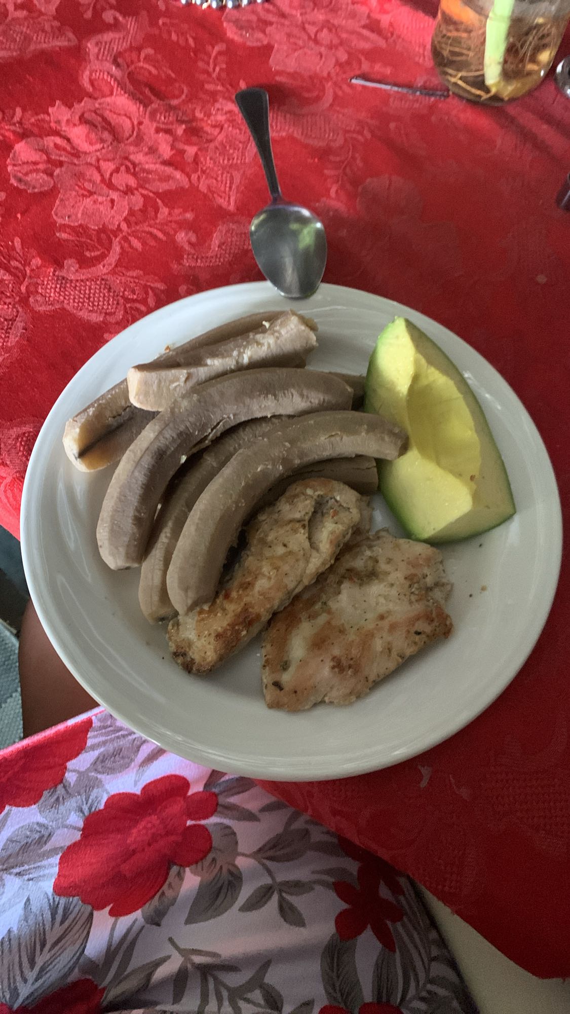 Pollo con plátano y aguacate