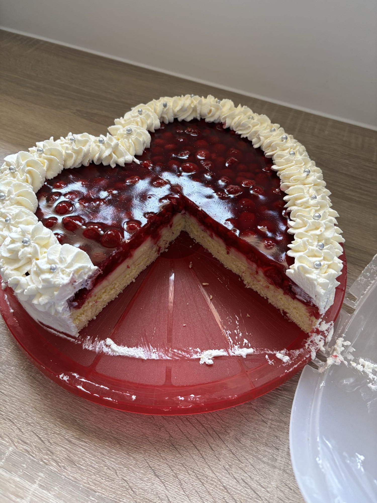 Herztorte mit Kirschen