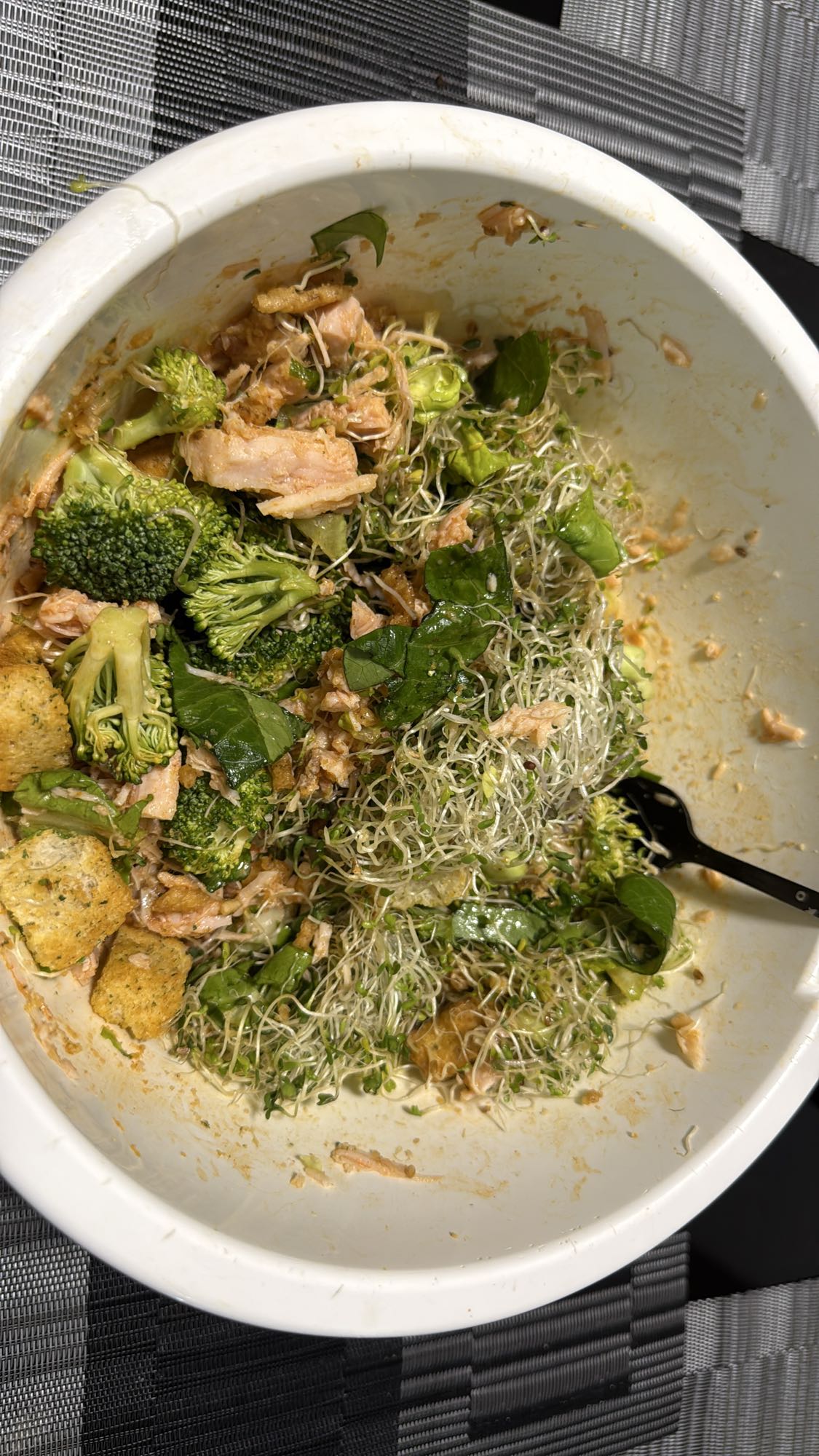 Ensalada de pollo con lechuga, brócoli, apio y alfalfa
