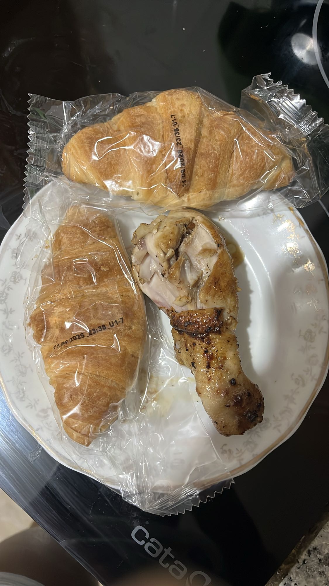 Croissants y muslo de pollo
