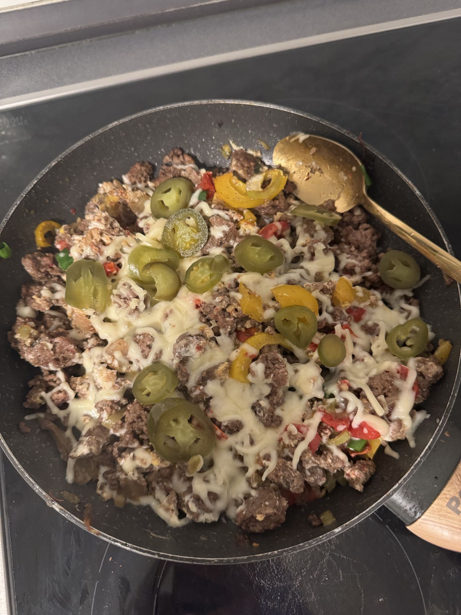Hackfleisch mit Käse, Jalapeño und Rührei