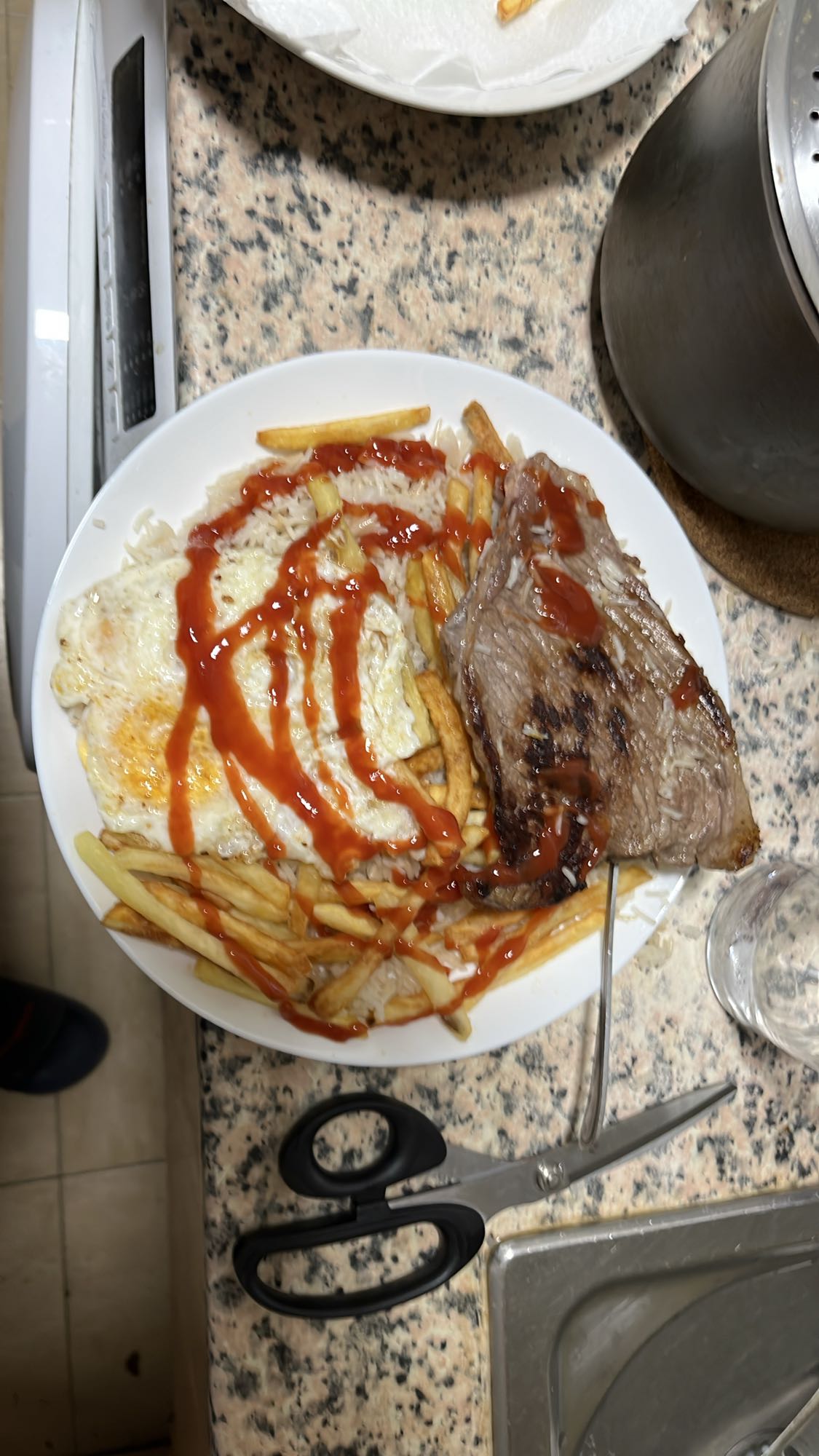 Bistec con papas y huevo