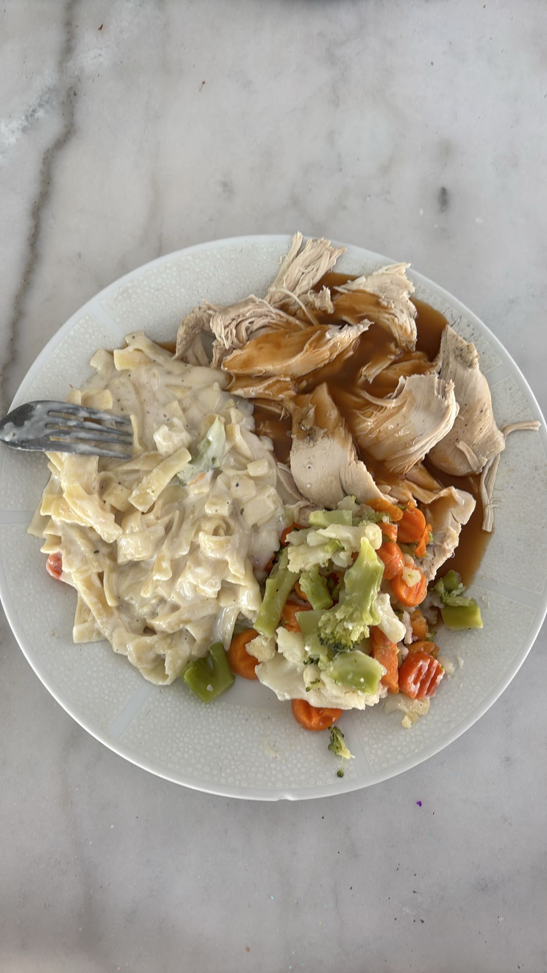 Poulet sauce, pâtes, légumes