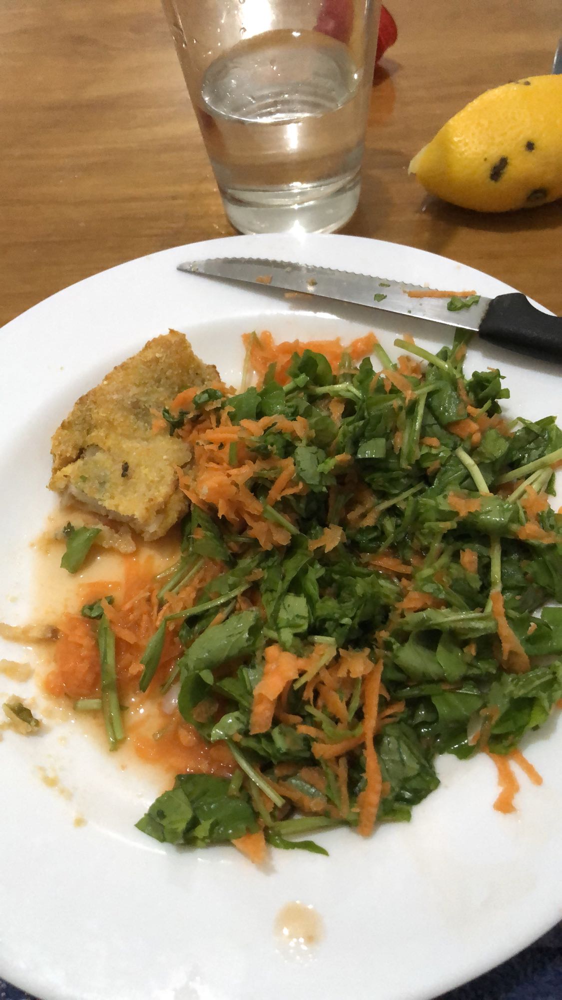 ensalada y pescado empanizado