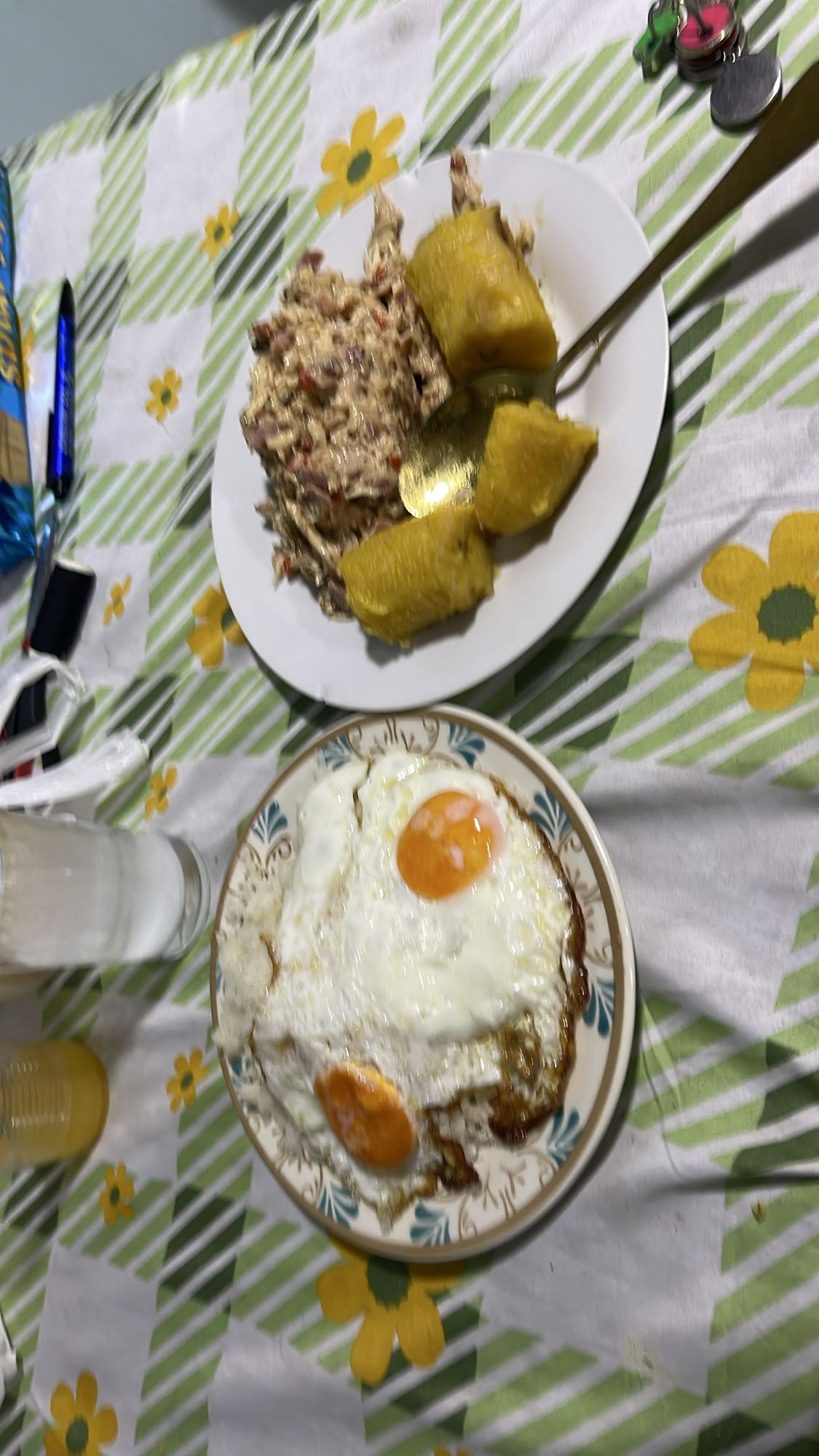 Huevos con yuca y pollo