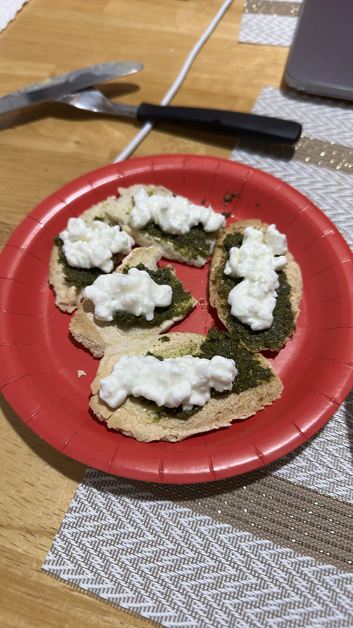 Tostadas con pesto y requesón