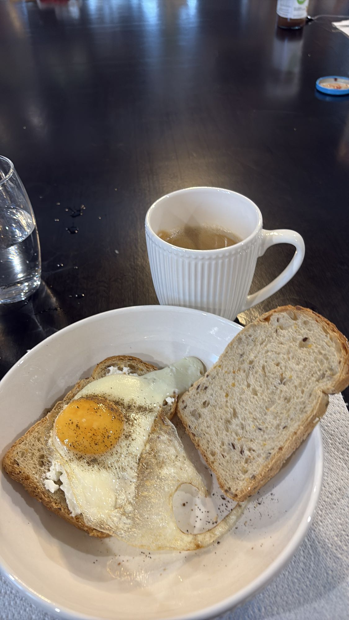 Petit-déjeuner œuf et pain aux céréales