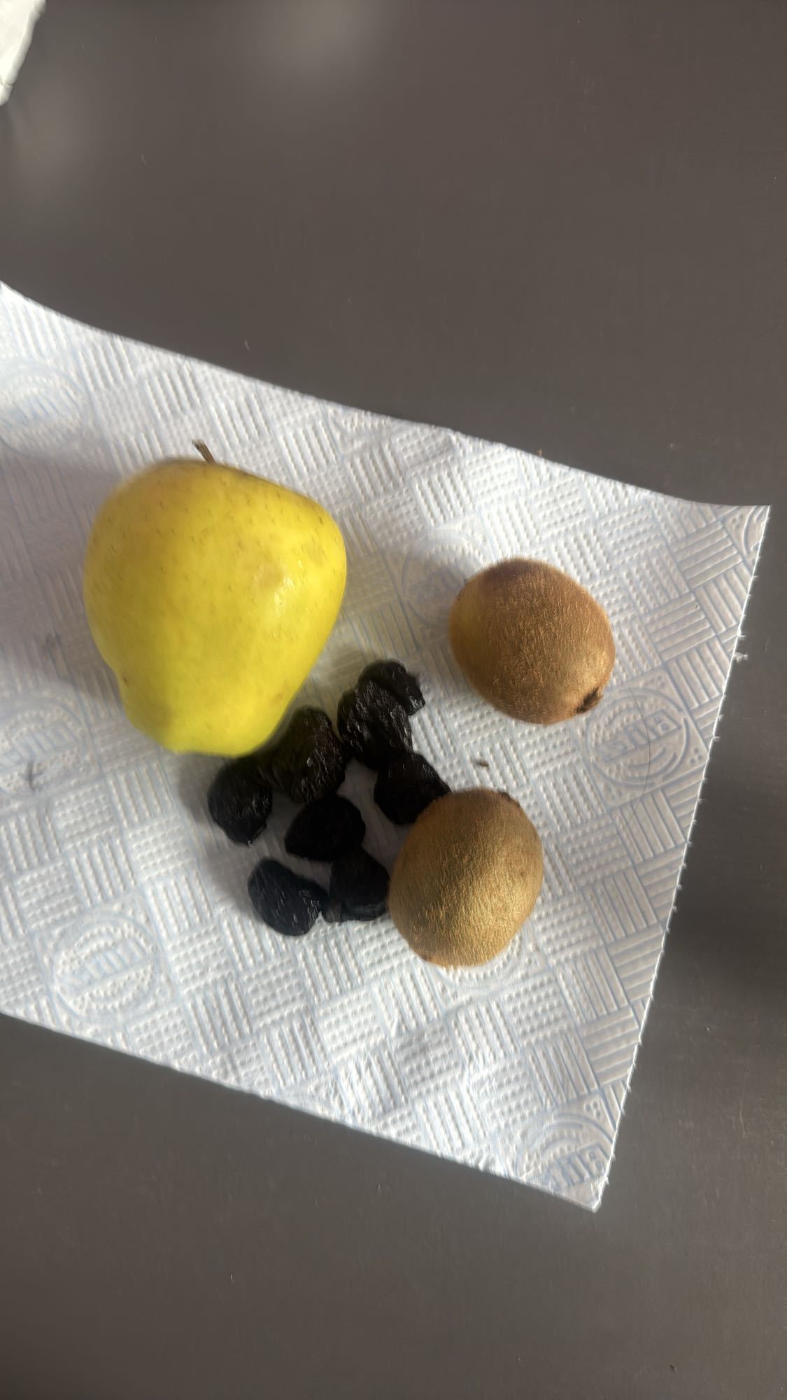 Fructe proaspete și prune uscate