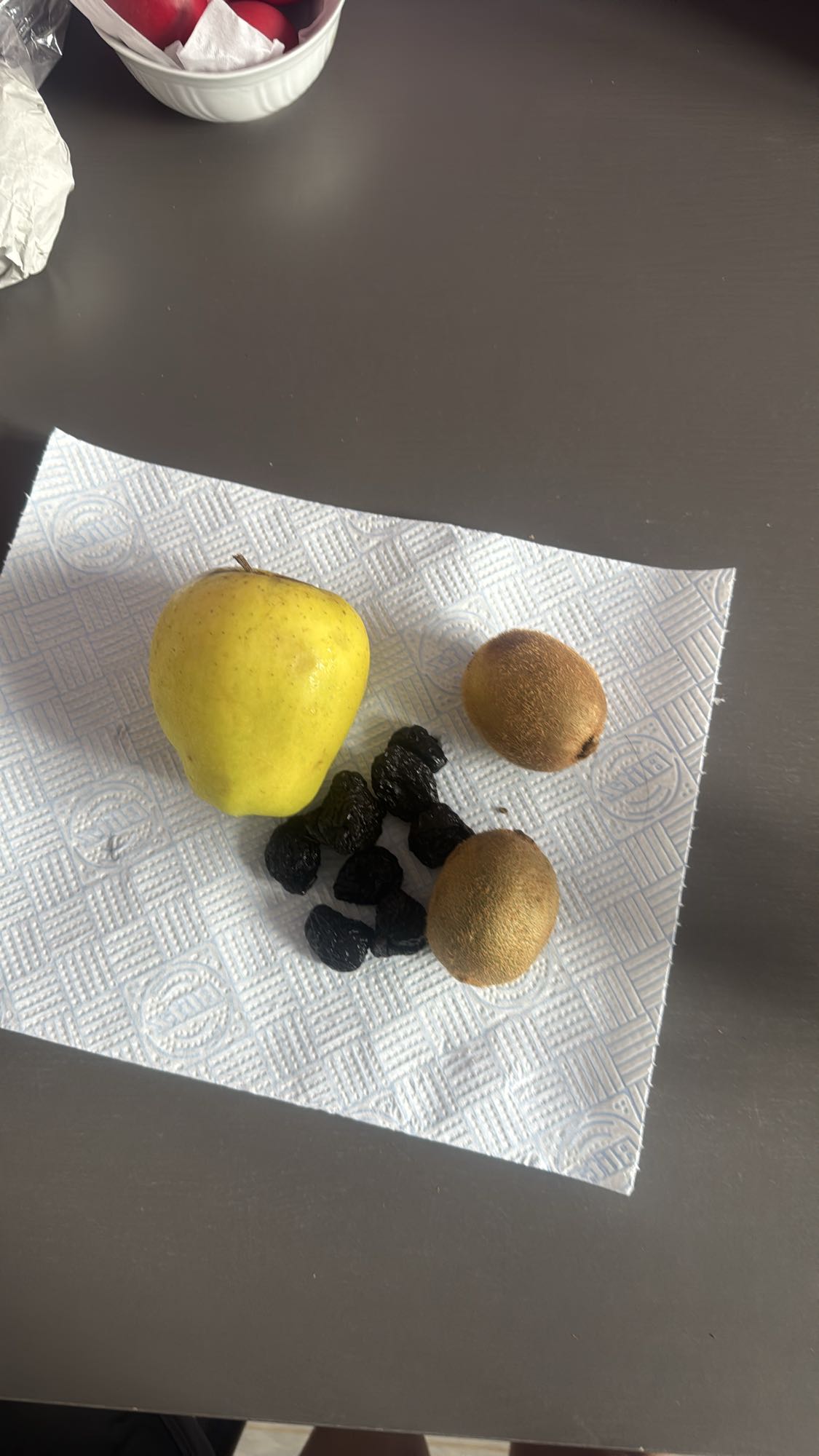 Fructe proaspete și prune uscate