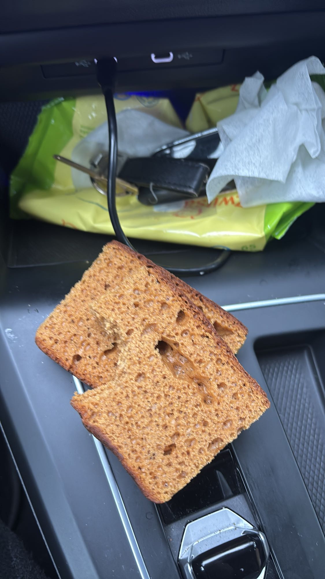 Twee plakken ontbijtkoek