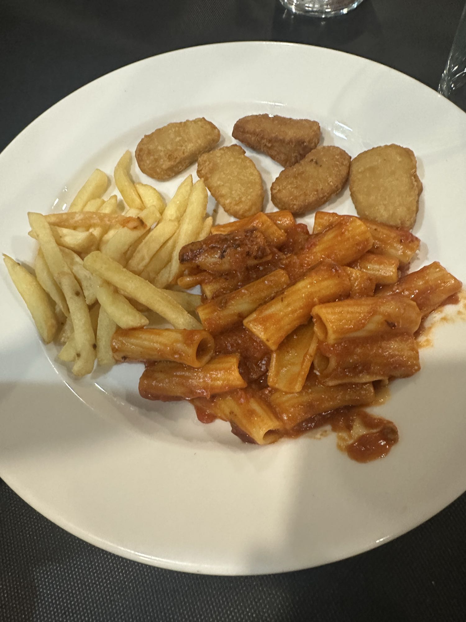 Nuggets, papas y pasta