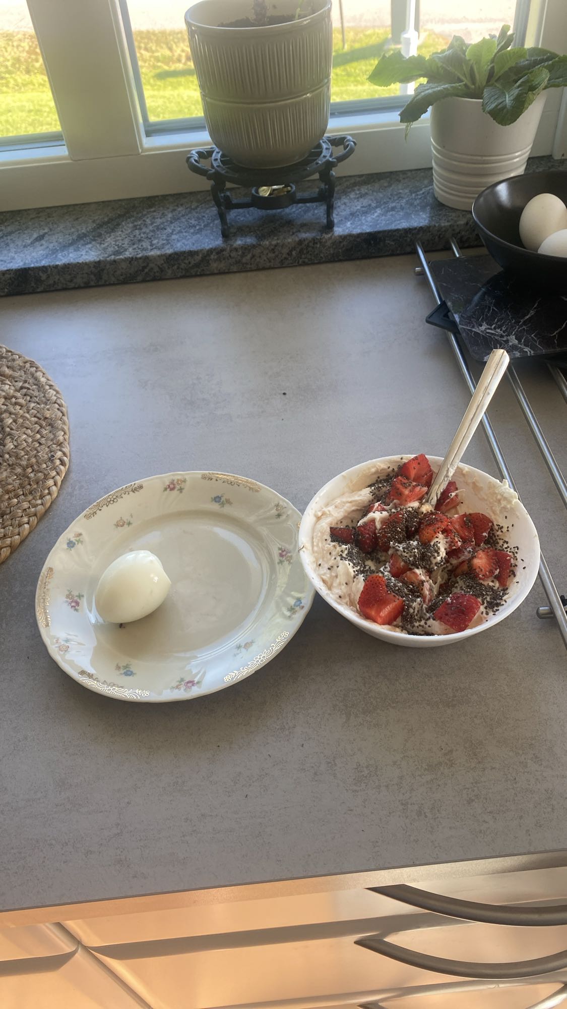 Kvarg med grekisk yoghurt, proteinpulver, jordgubbar & chiafrön