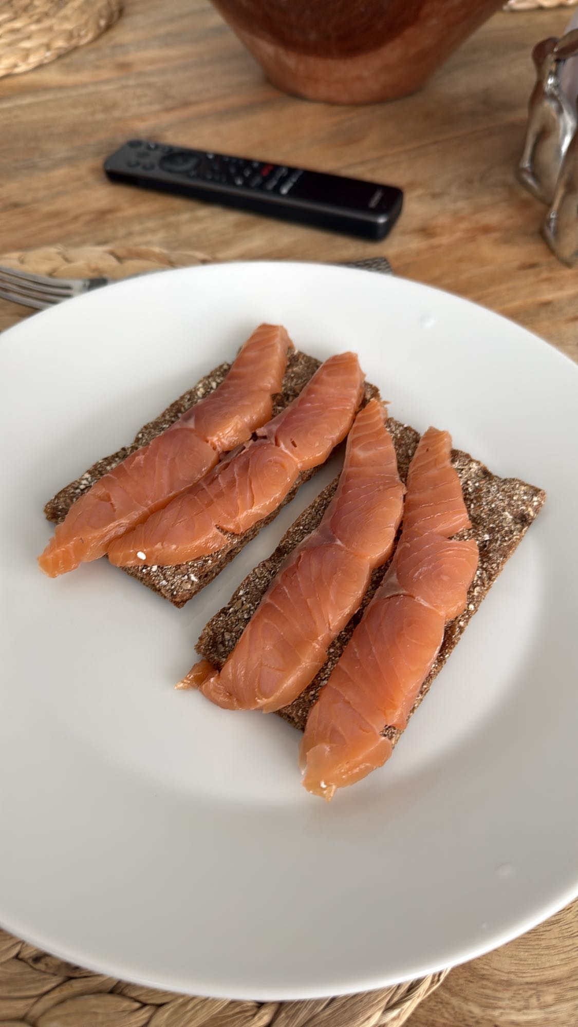 Chrupkie pieczywo z łososiem