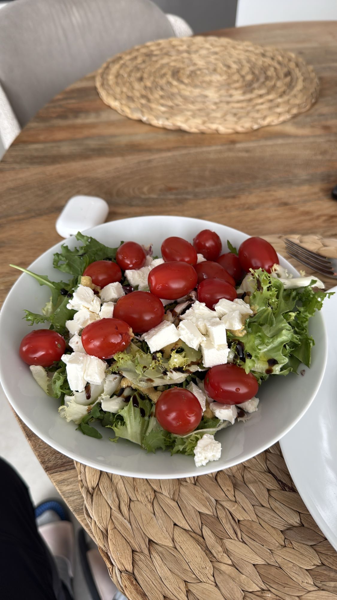 Sałatka z fetą i pomidorami