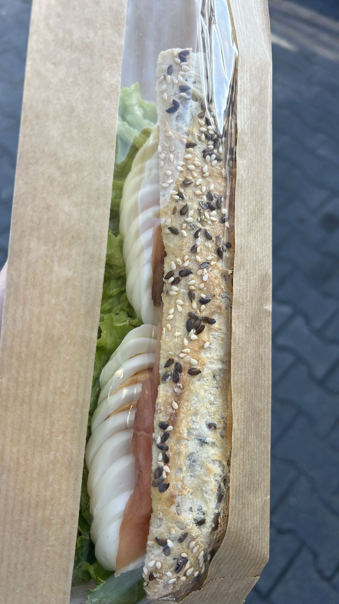 Kanapka z łososiem i jajkiem