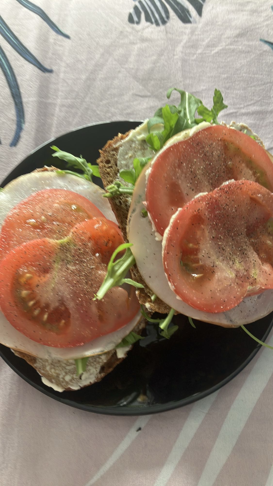 Kanapki z indykiem i pomidorem