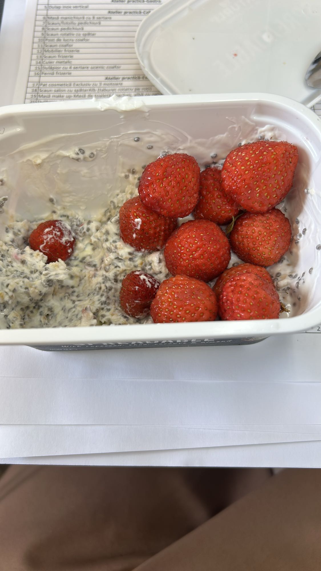 Iaurt cu chia si capsuni