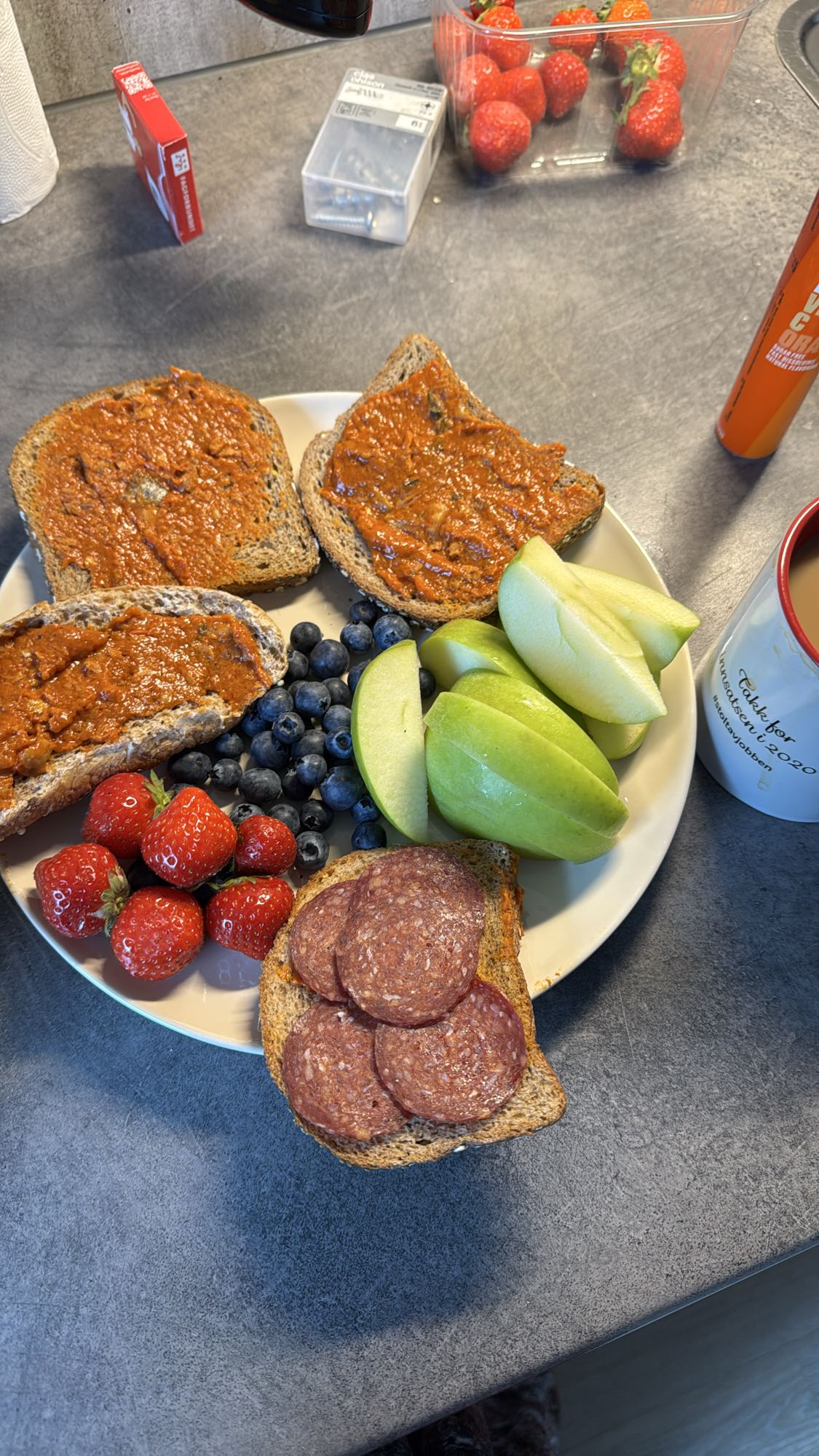 Frokost med frukt og brød