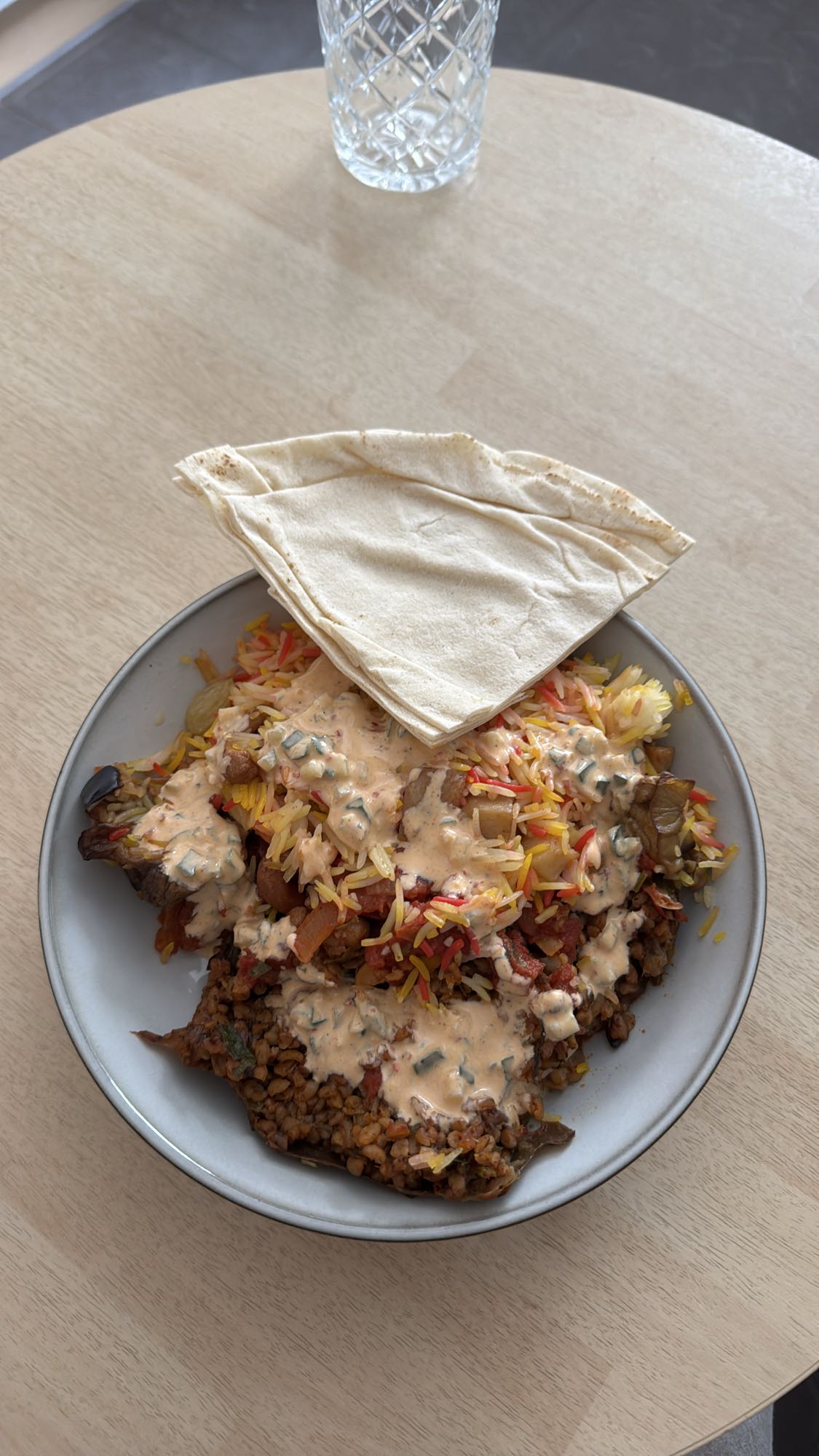 Reis mit Gemüse und scharzem Tzatziki