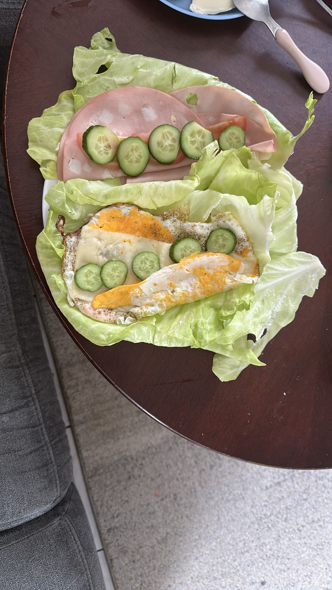 Lettuce Wraps mit Ei & Wurst