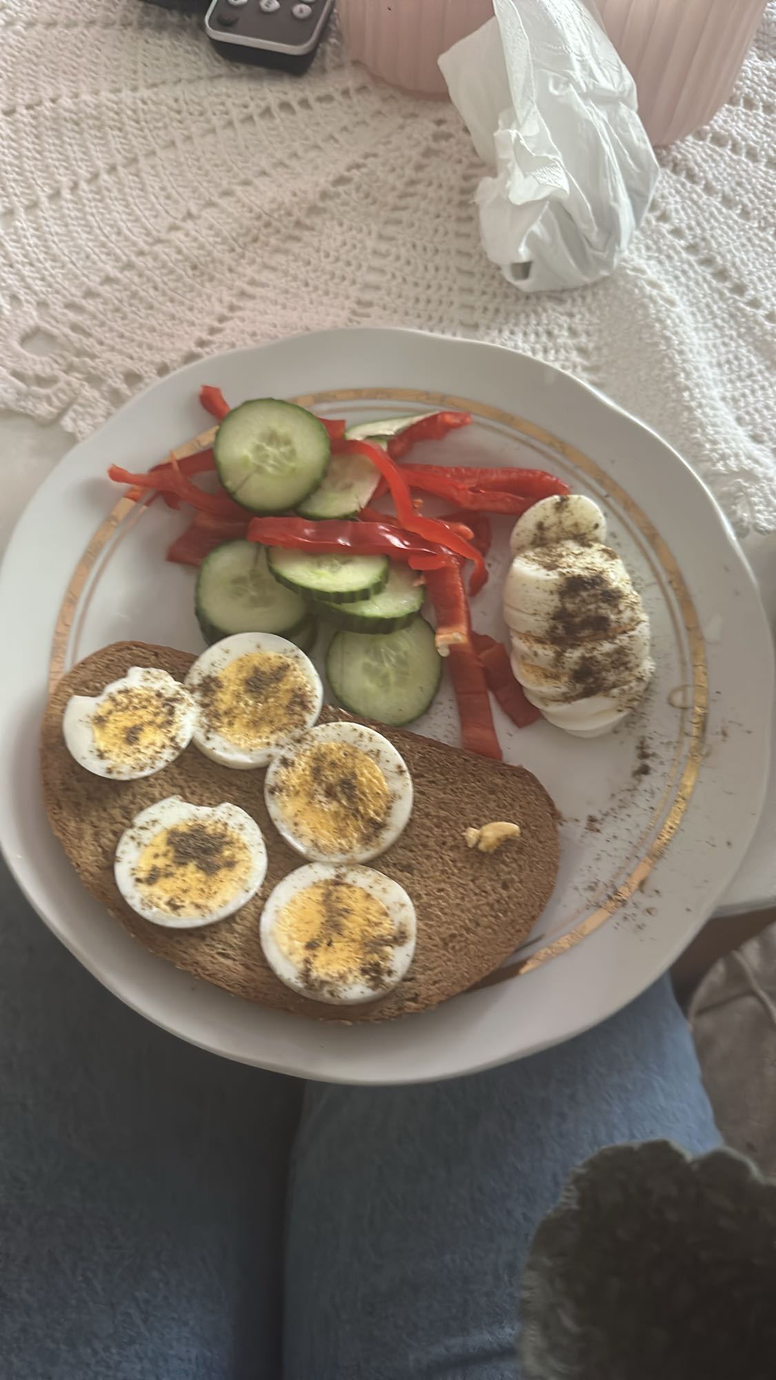 Äggsmörgås med grönsaker