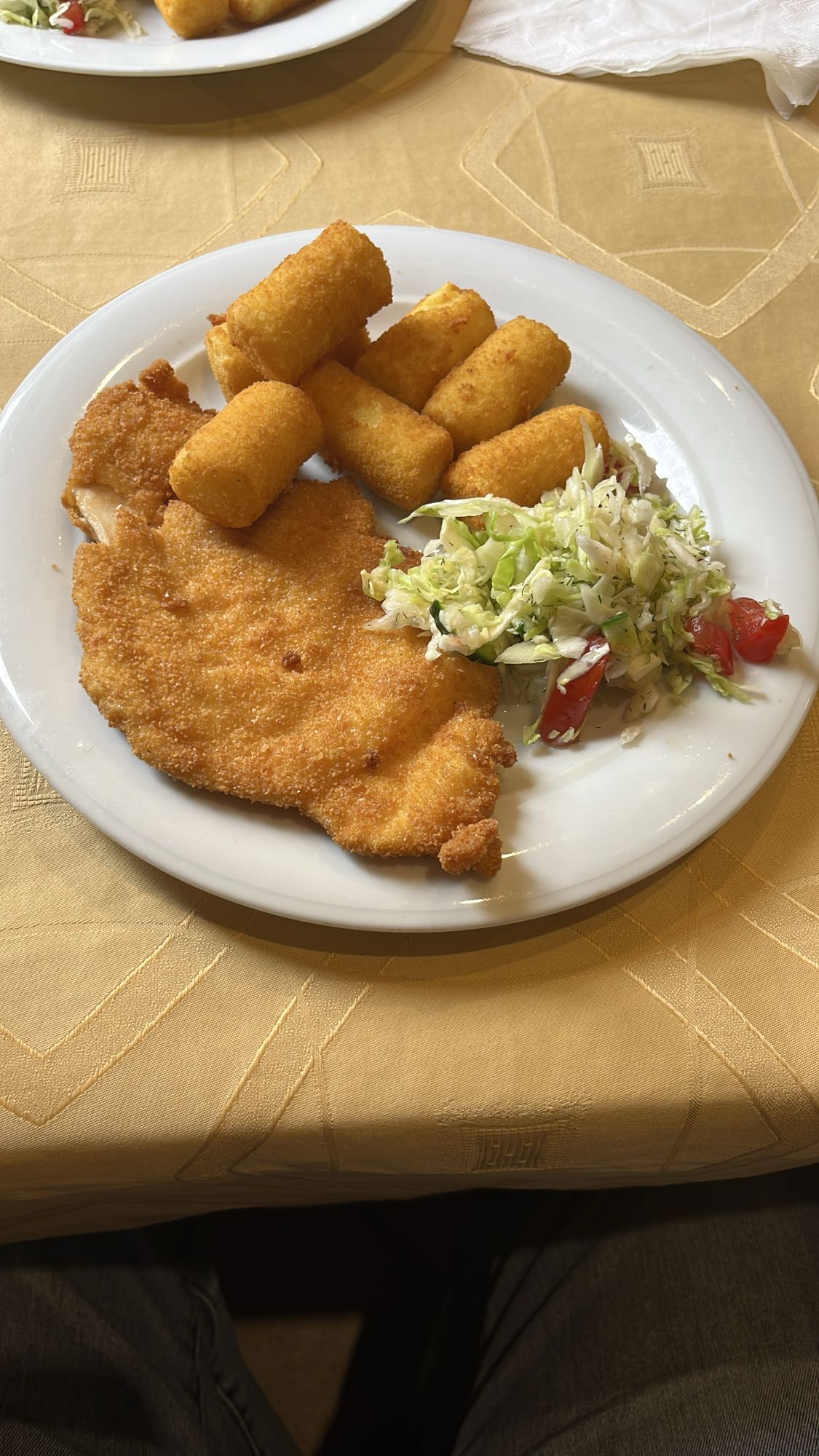 Șnițel cu crochete și salată
