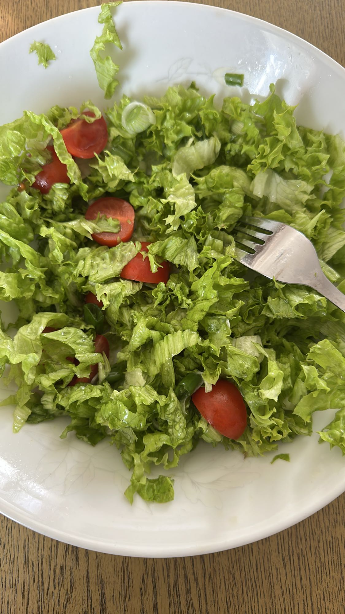 Salată verde cu roșii