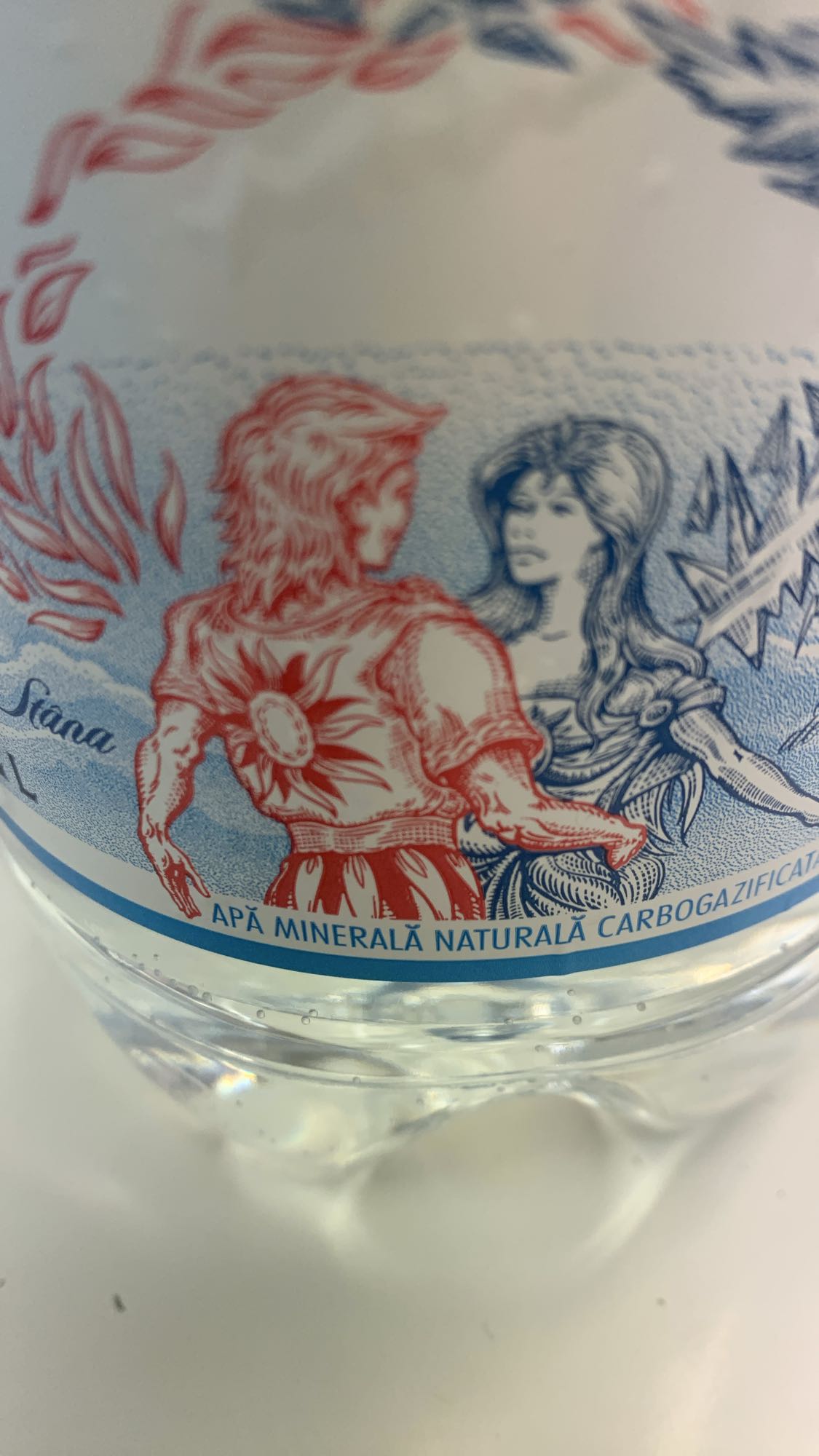 Apă minerală carbogazoasă