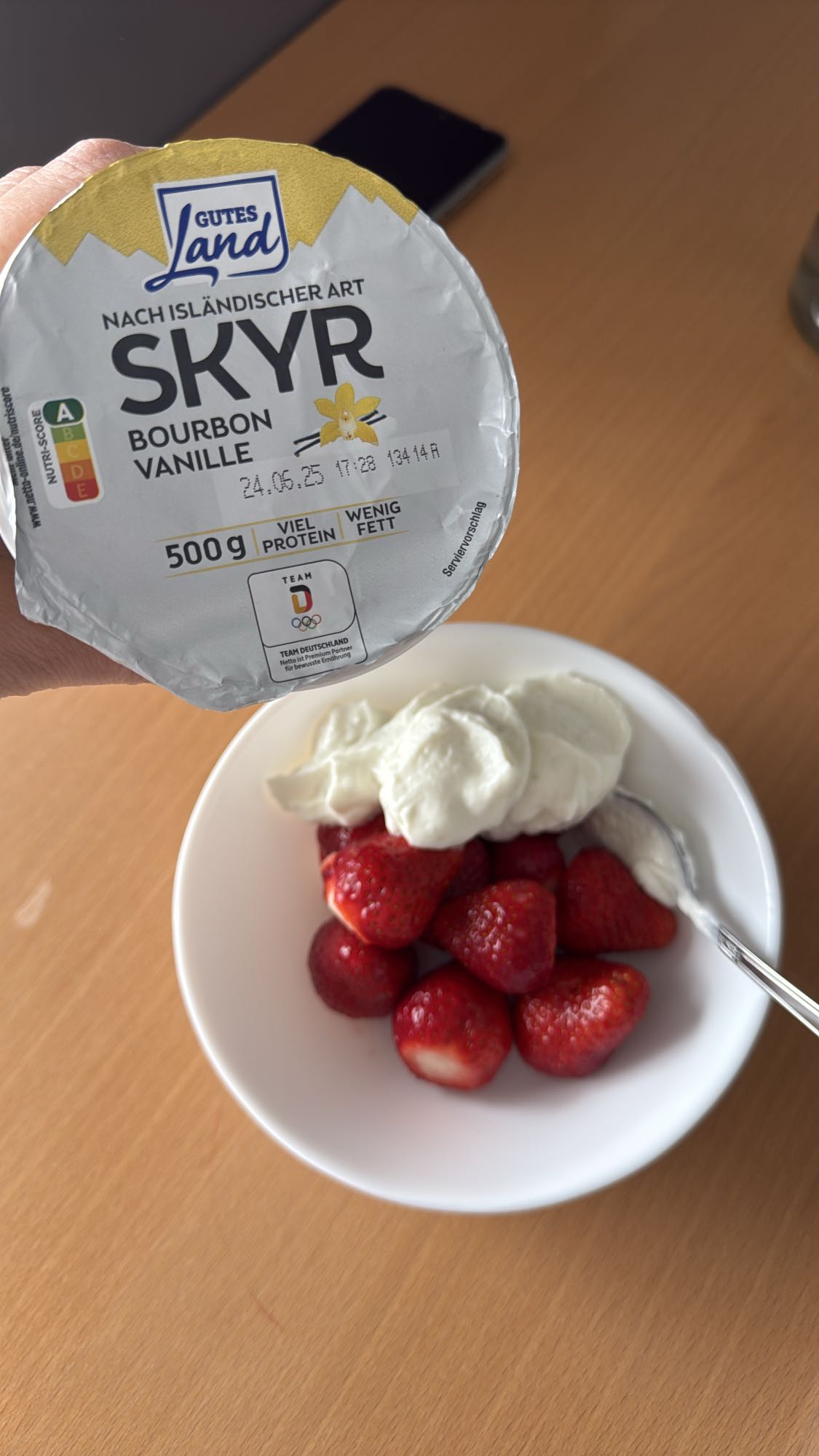 Skyr z truskawkami