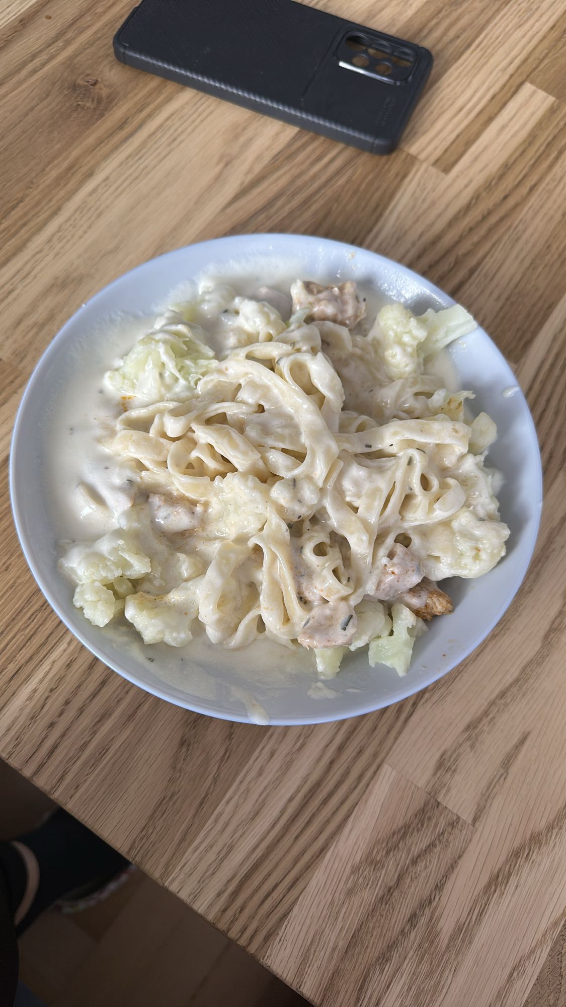 Makaron z kurczakiem i sosem