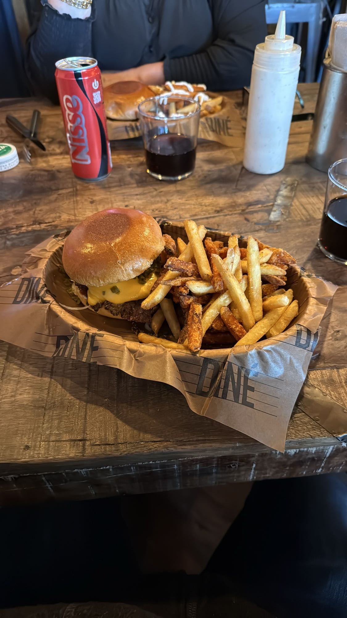 Cheeseburgare med pommes