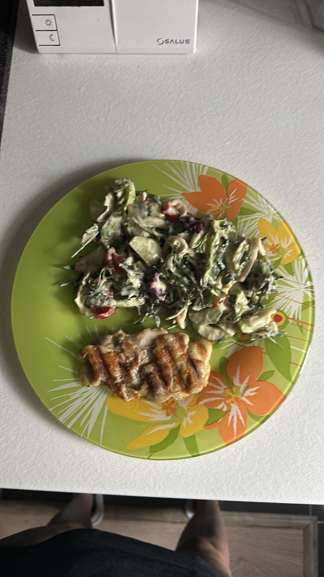 Piept de pui cu salată