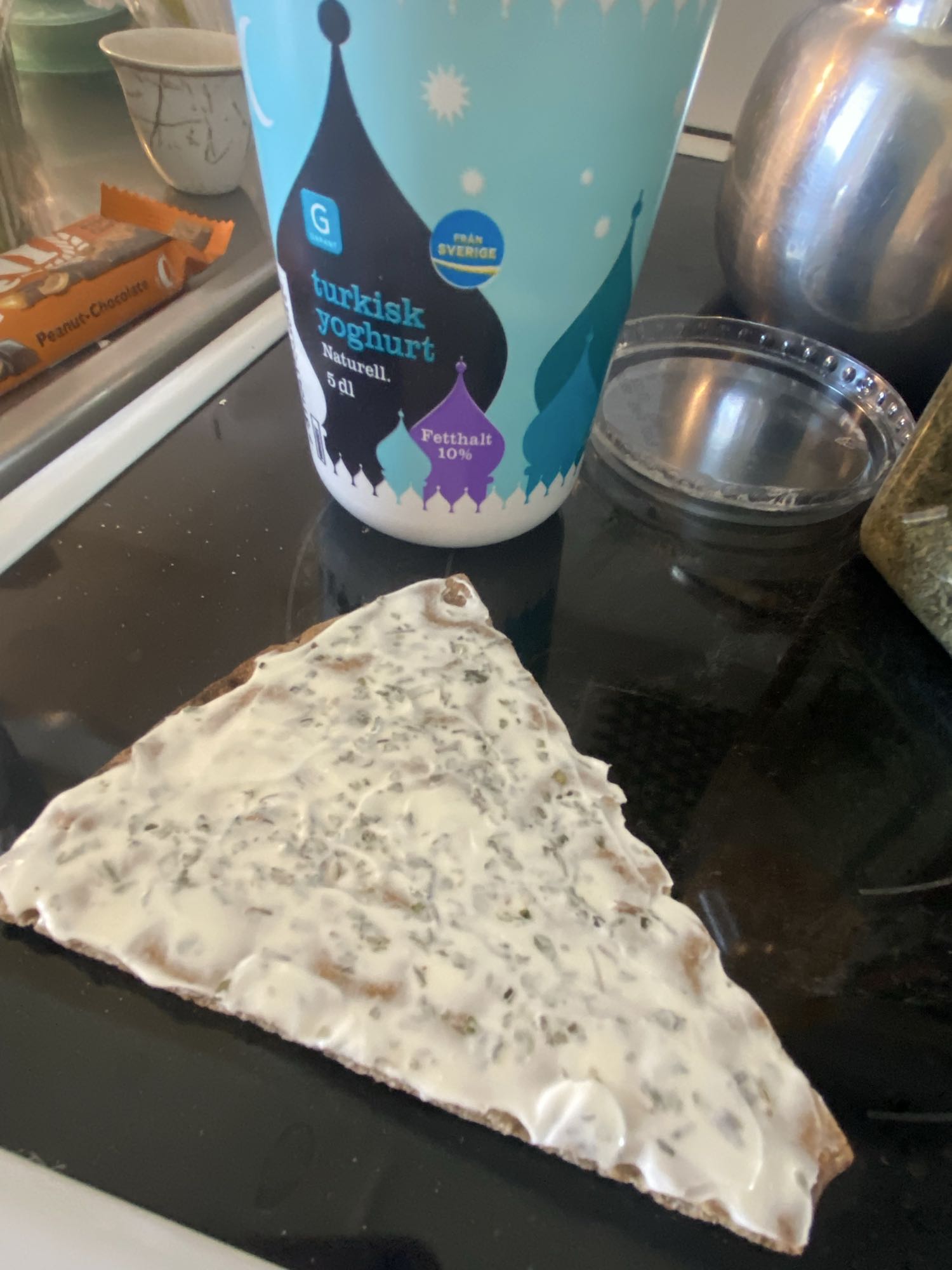 خبز مقرمش مع زبادي أعشاب