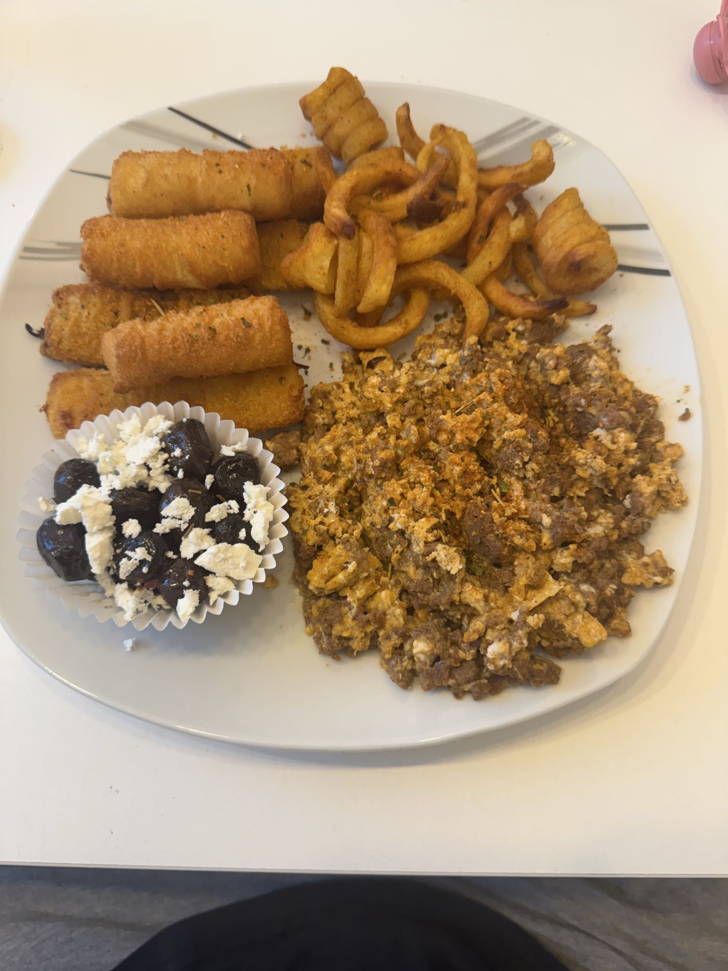 Fleisch mit Ei und Beilagen