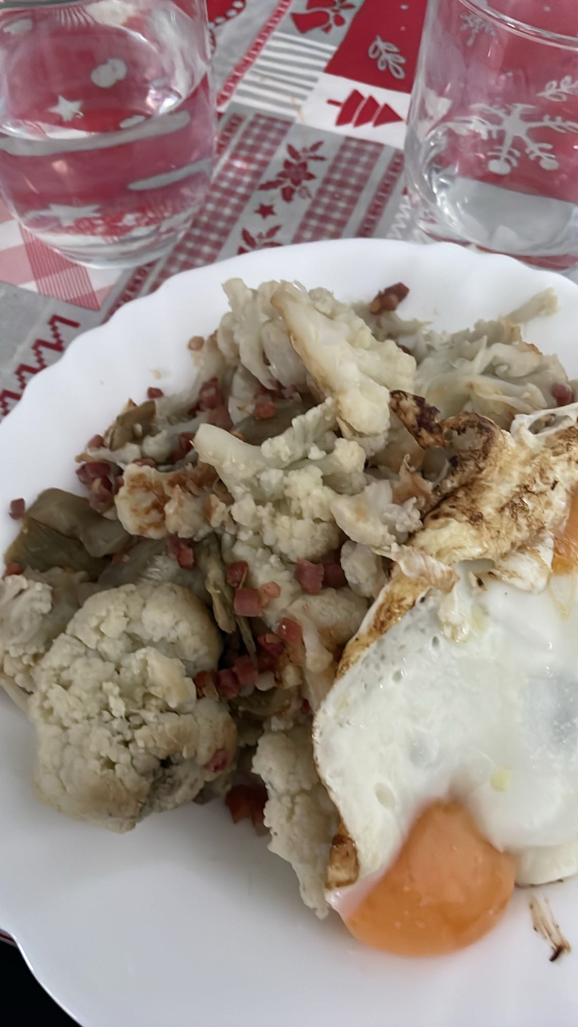 Coliflor con huevo y jamón