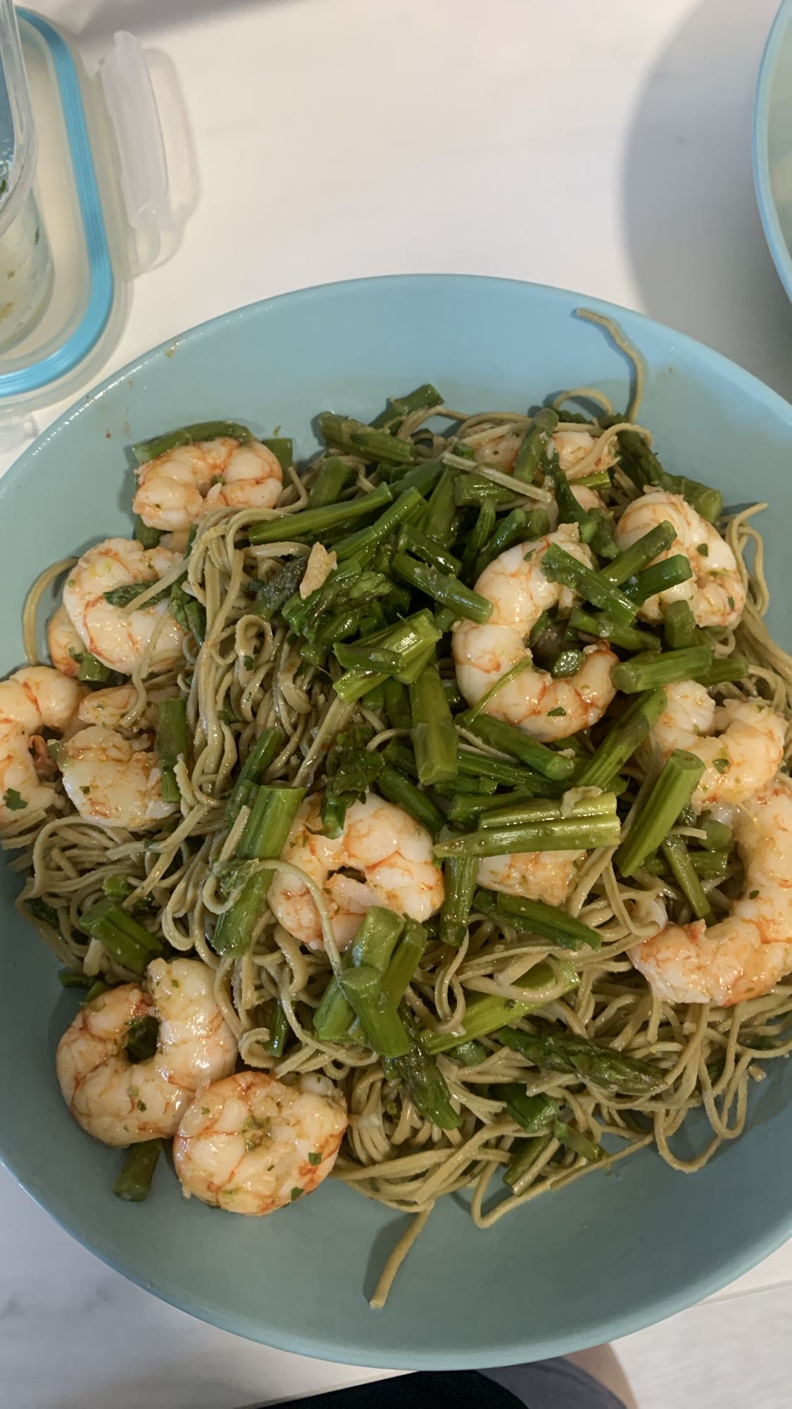 fideos con camarones y espárragos