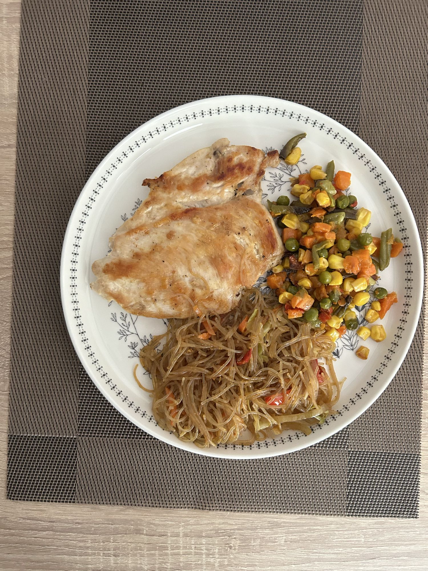 Piept de pui cu legume și tăiței