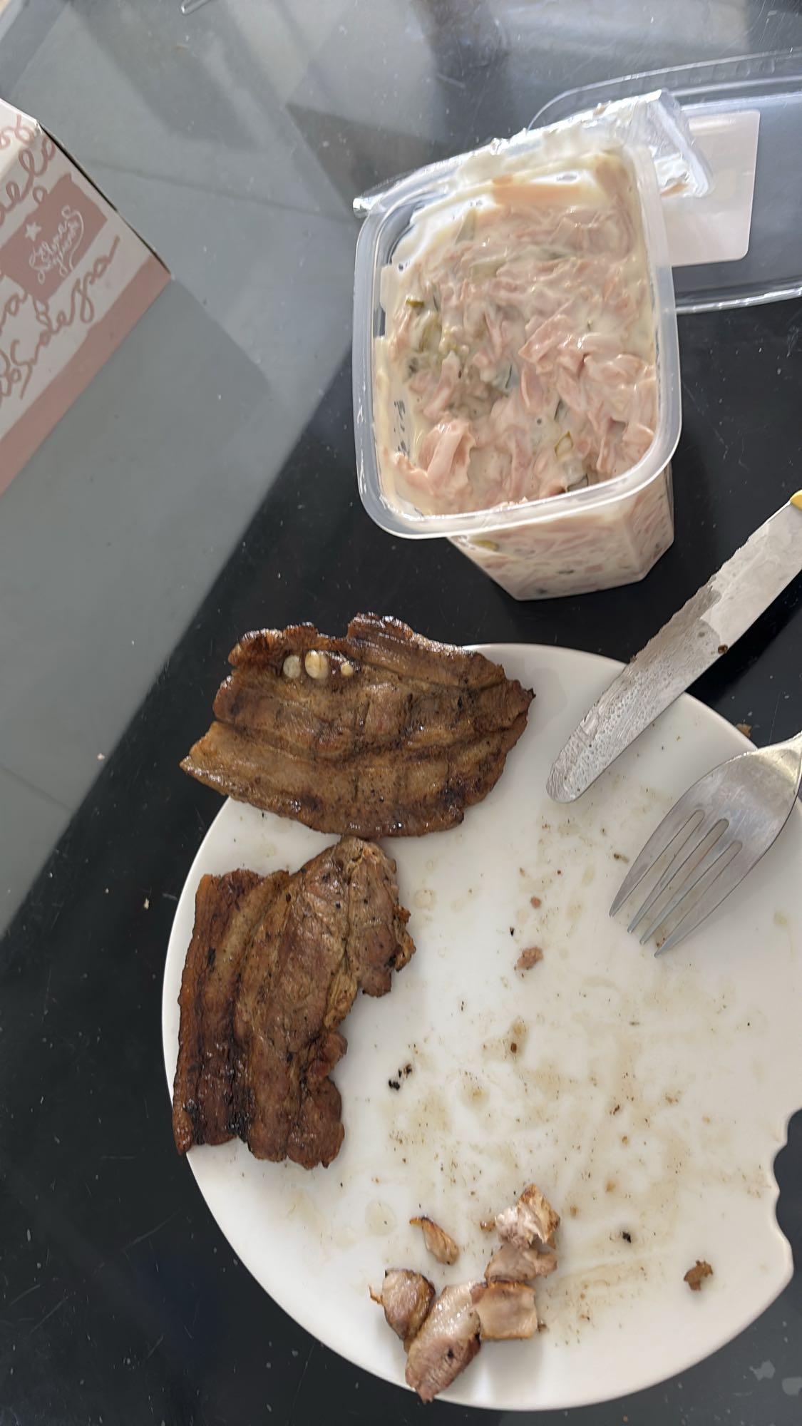 Carne con ensalada rusa