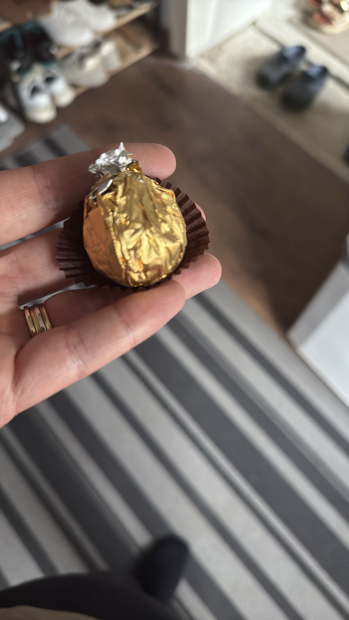 Bomboan cu alune si ciocolata