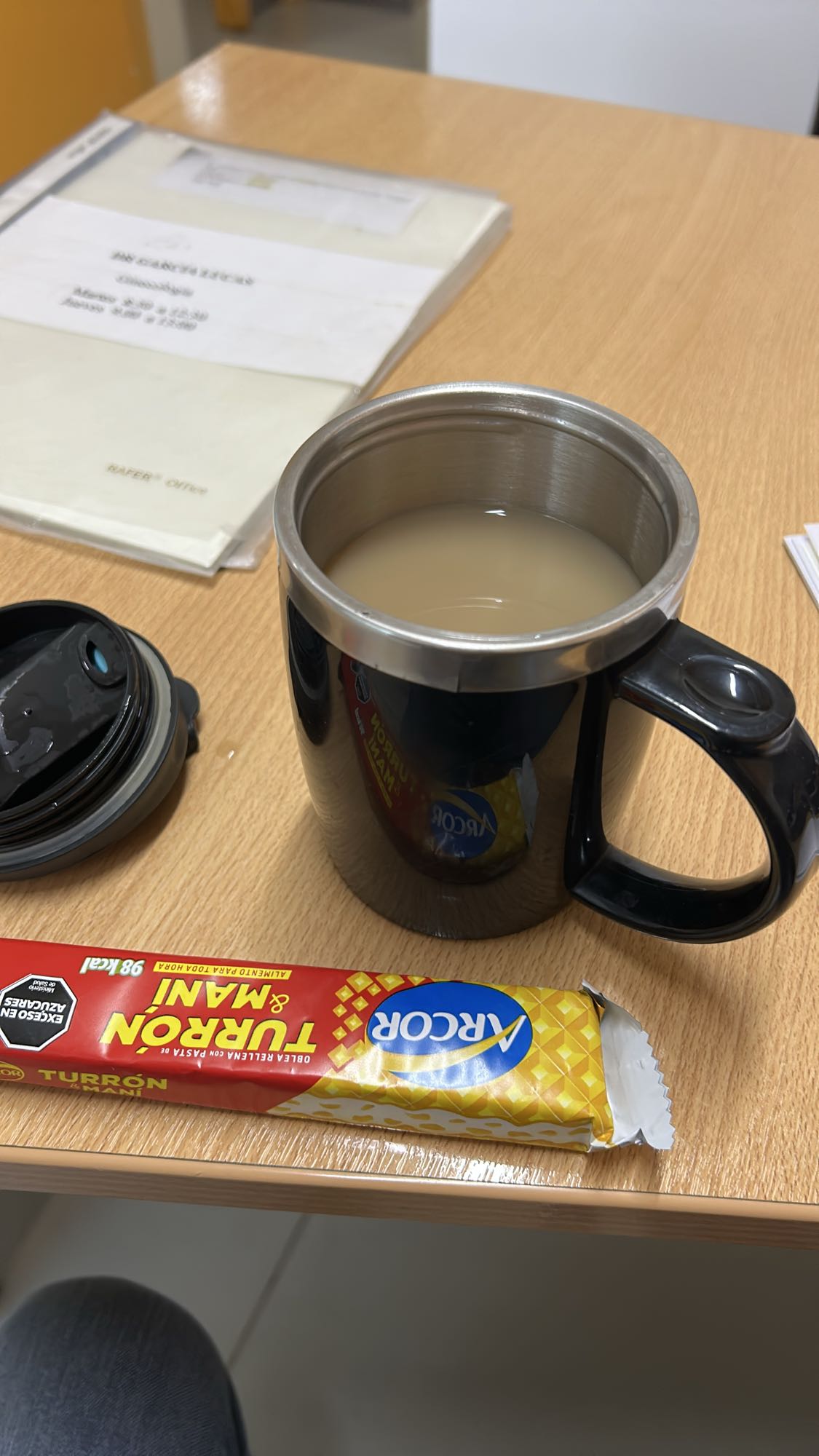 Café con leche y turrón de maní